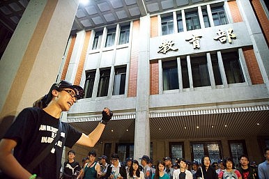 After Young Taiwan Activist’s Suicide, Hundreds Storm Education Ministry