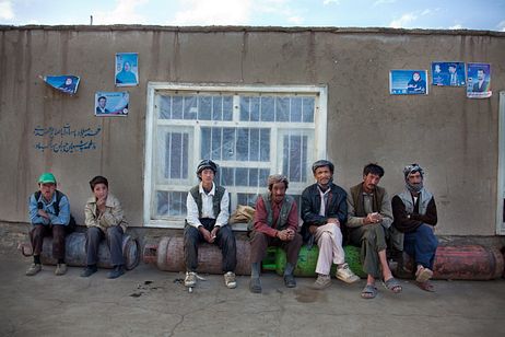 Hanging out in front of a mountain village barber shop (Wardak) Hanging out in front of a mountain village barber shop (Wardak)