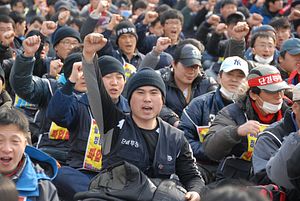 Who Represents Labor Market Outsiders in South Korea?