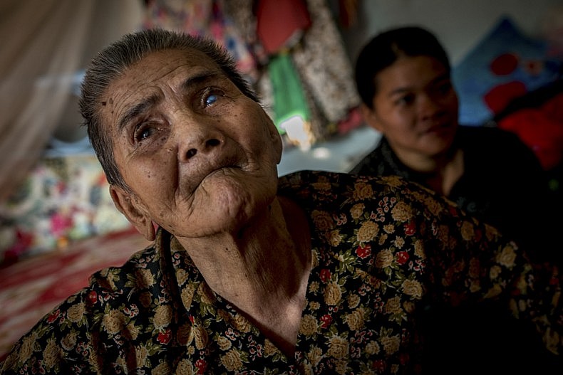 Ba, 84, is blind in both eyes and has not seen anything for 5 years. Photo by Luc Forsyth.