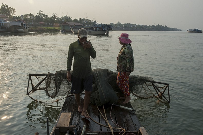 Giau and Bich pull up their nets, which are mostly empty. Photo by Luc Forsyth.