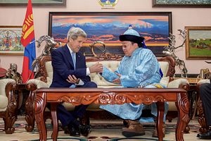US Secretary of State Lauds Mongolia’s Democracy, Calls for Greater Transparency