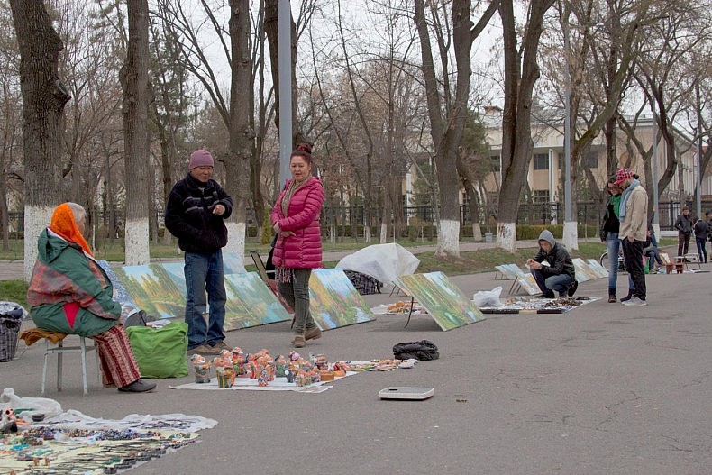 Passersby and tourists looking for traditional Uzbek souvenirs on Broadway in Tashkent. Courtesy of Victoria Kim.