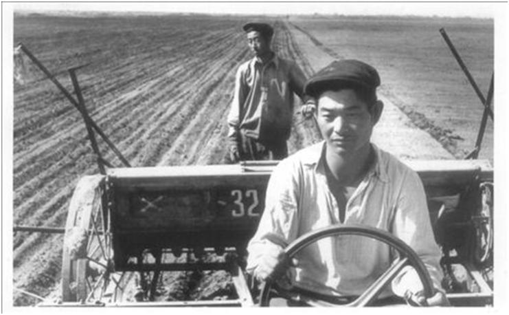 Korean kolkhoz farmers developing the arable land around Tashkent in the early 1940s. Courtesy of Victoria Kim.