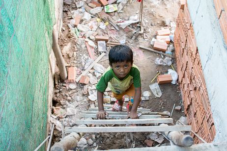 The World of Cambodia&#8217;s Construction Site Children