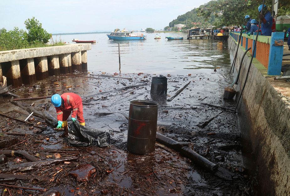 The Oil Spill In Indonesia Will Cost PT Pertamina – The Diplomat