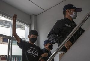 Thai Protesters Threaten Escalation as Police Make Arrests 