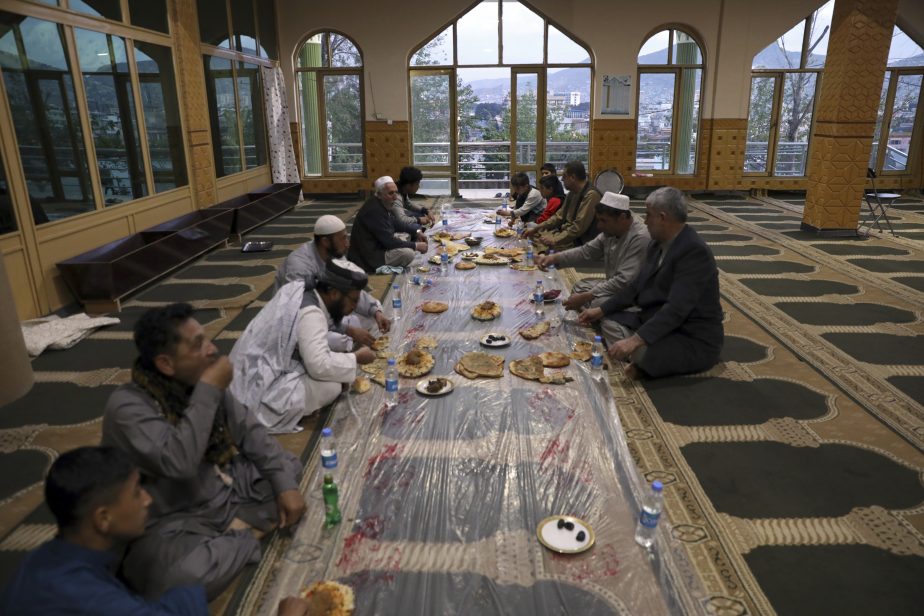 Когда начнется рамадан в 2025 году. Мусульманский пост. Рамазан Мекки Рамадан. Цей Рамадан. Ужин в Рамадан в Мекке.