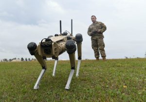 Anjing Robot Bersenang-senang —  di Pangkalan Florida