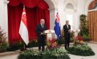 Singapore&#8217;s Lee Advises Australia to Engage With China