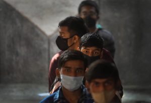 هند نوجوانان 15 تا 18 ساله را در بحبوحه شیوع همه‌گیری واکسینه می‌کند