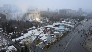 Des manifestations sans précédent secouent le Kazakhstan alors que le gouvernement s'accroche à un script familier