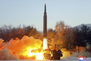 Korea Utara Menembakkan Rudal Hipersonik 'Tampak' di Pantai Timurnya