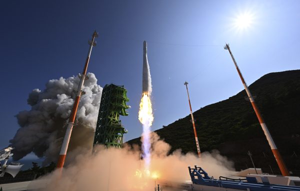 한국이 홈메이드 로켓을 탑재한 최초의 위성 발사 – 외교관