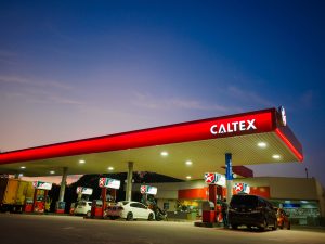 ¿Por qué los precios de la gasolina subieron en Indonesia pero no en Malasia?