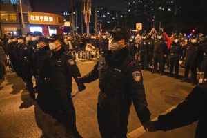 Crowd Angered by COVID-19 Lockdowns Calls for China&#8217;s Xi to Step Down