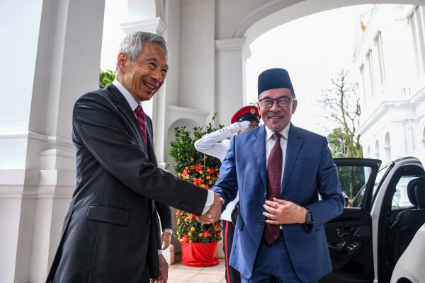 马来西亚总理安瓦尔易卜拉欣对新加坡进行国事访问-外交官