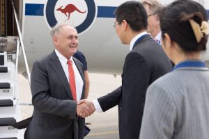 Ministro de Comercio de Australia busca reparar lazos en visita a China
