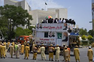 Government Supporters Call for Pakistani Chief Justice to Quit