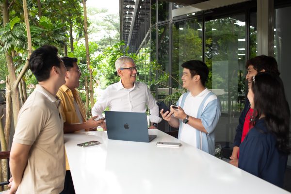Apple sedang mempertimbangkan untuk membuka pabrik di Indonesia, kata CEO – Duta Besar