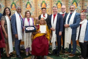 US Lawmakers Meet Dalai Lama in India&#8217;s Dharamshala, Sparking Anger From China