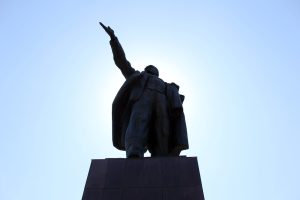 Kyrgyzstan&#8217;s Second City Osh Takes Down Lenin Statue