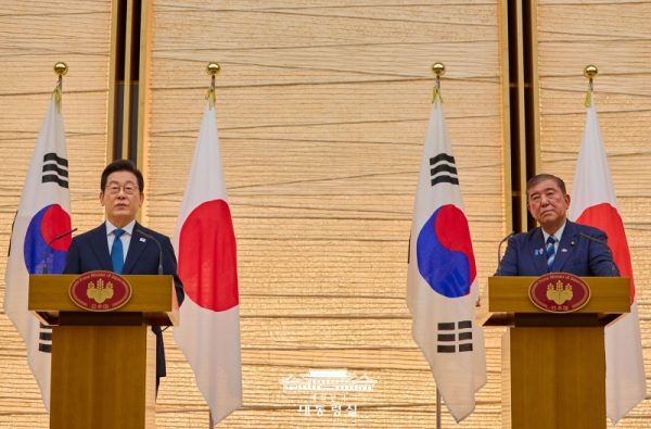 South Korean President Hosts Outgoing Japanese Prime Minister