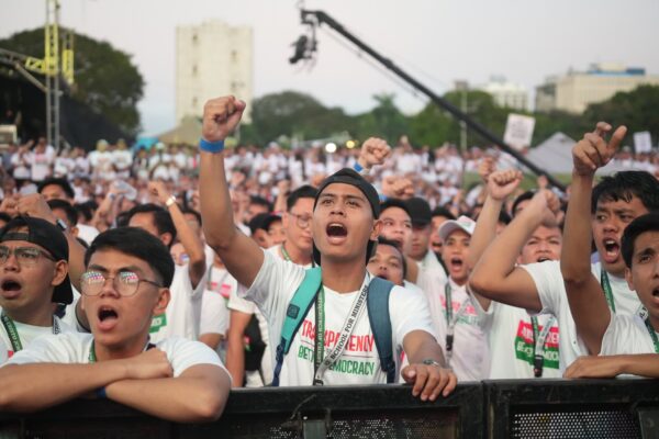 Hundreds of Thousands Rally Against Corruption in the Philippines