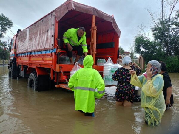 Authorities Struggle to Respond to Devastating Floods in Thailand, Malaysia, Indonesia